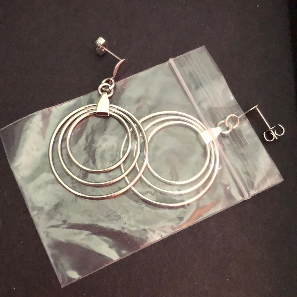 🔥last call clearance 🛍NEW Silver tone earrings - Picture 2 of 4
